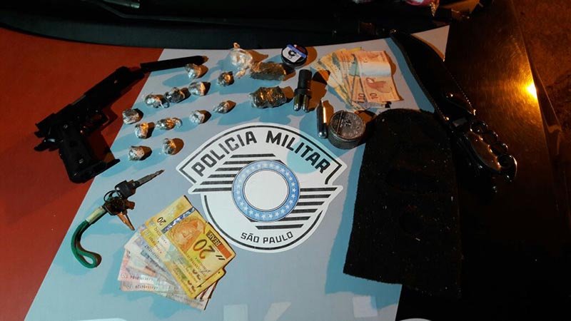 PM encontra drogas e réplica de pistola na casa de jovem