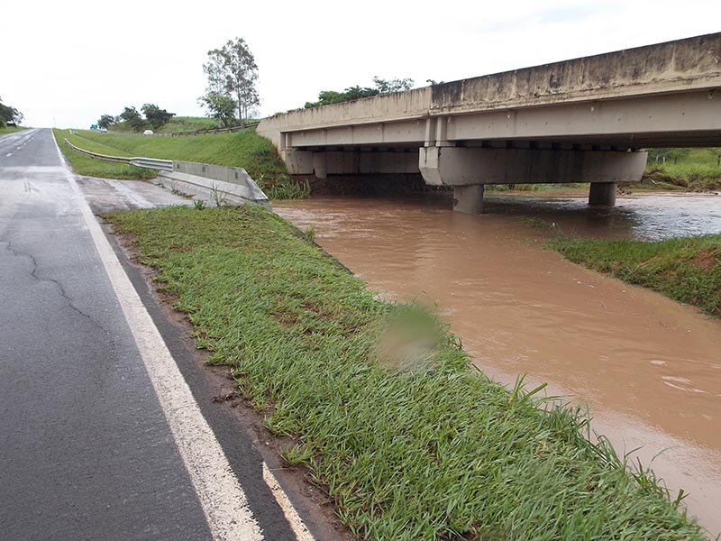 Chuvas: Alagamento traz trânsito da Rondon para Penápolis