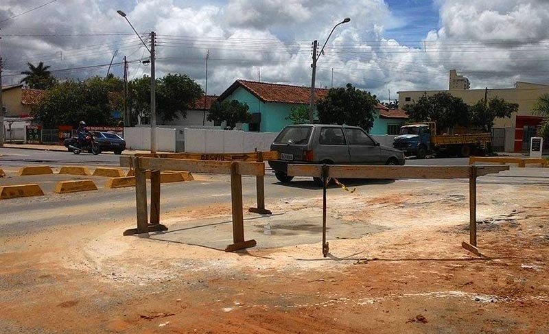 Secretaria de Obras corrige erosão asfáltica próxima à linha férrea