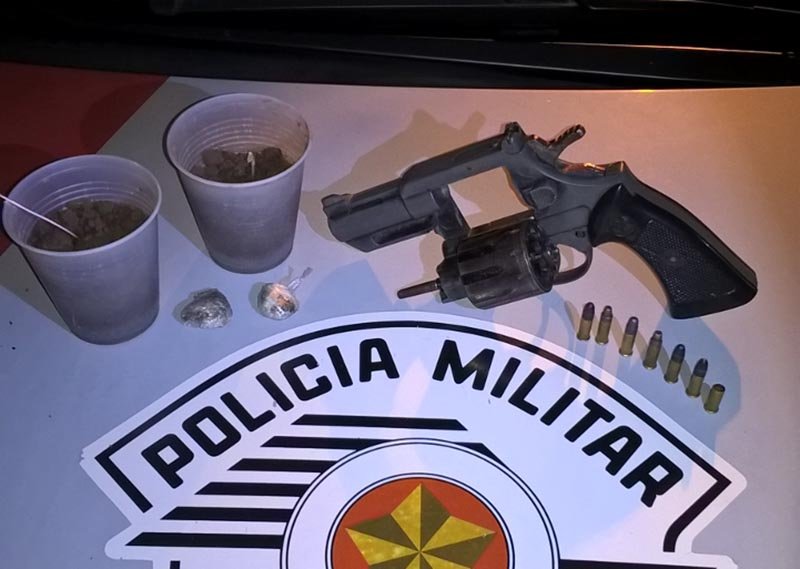 PM prende jovem com revólver e munições