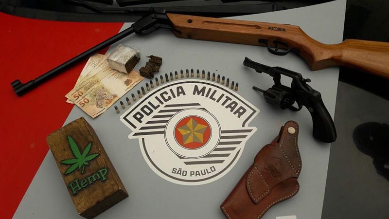 PM encontra armas, munições e droga em residência