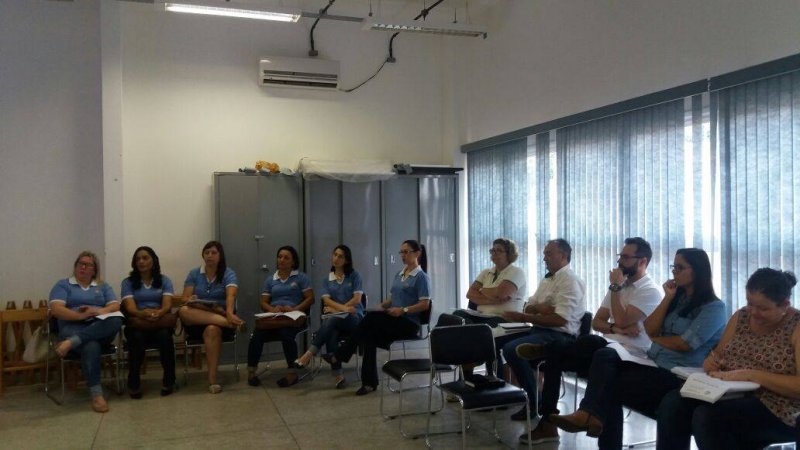 Secretária de Assistência Social e Cidadania faz reunião com profissionais da rede assistencial