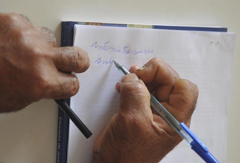 758 milhões de adultos não sabem ler nem escrever frases simples, segundo relatório da Unesco
