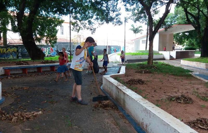 Igreja Adventista realiza limpeza da Praça 09 de Julho