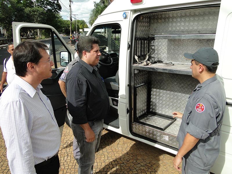 Bombeiros repassam viatura para a Secretaria de Saúde