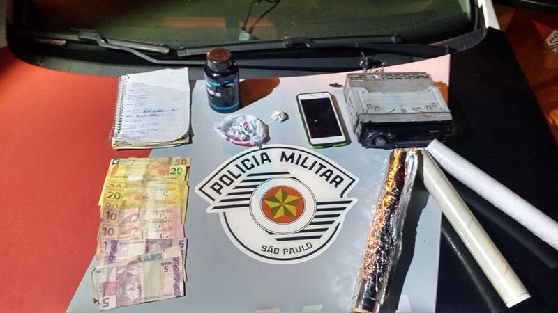 Servente é flagrado com droga e preso por tráfico