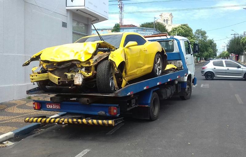 Motorista perde controle de Camaro e sofre acidente