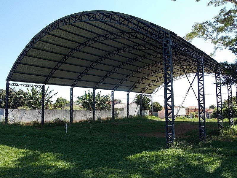 Quadra poliesportiva: Após seis meses do fim do prazo, obra só possui o teto