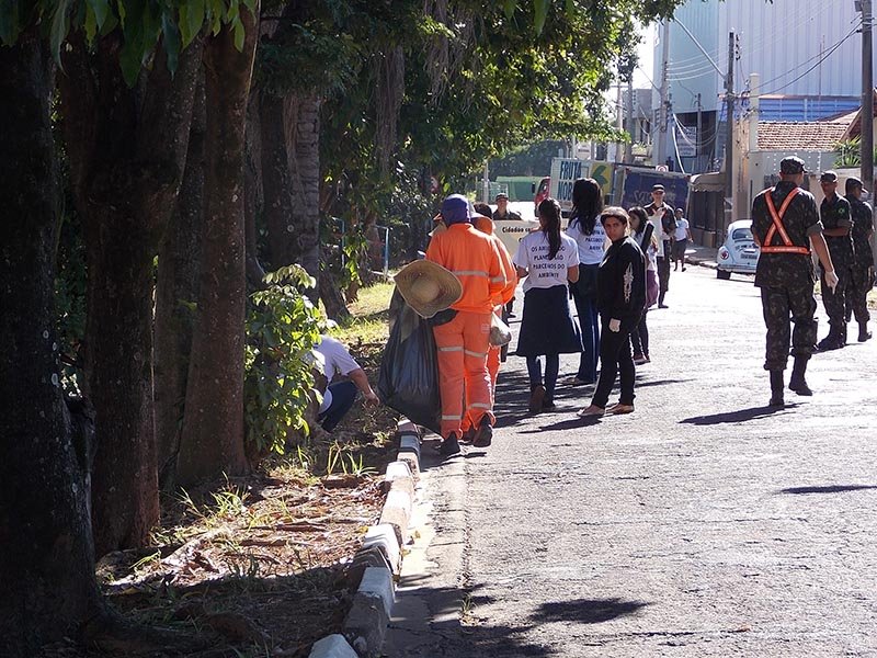Córrego: Comunidade se une para limpeza ao redor do Maria Chica