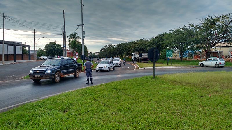 Vicinal: Óleo em rotatória causa transtornos em trânsito