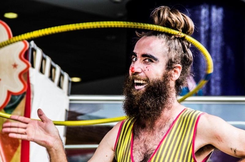 Espetáculo “Super Tosco” será apresentado na praça dia 31