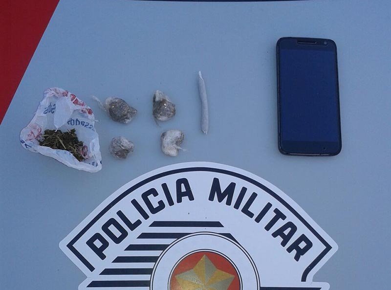 Menor é flagrado com maconha e acaba apreendido