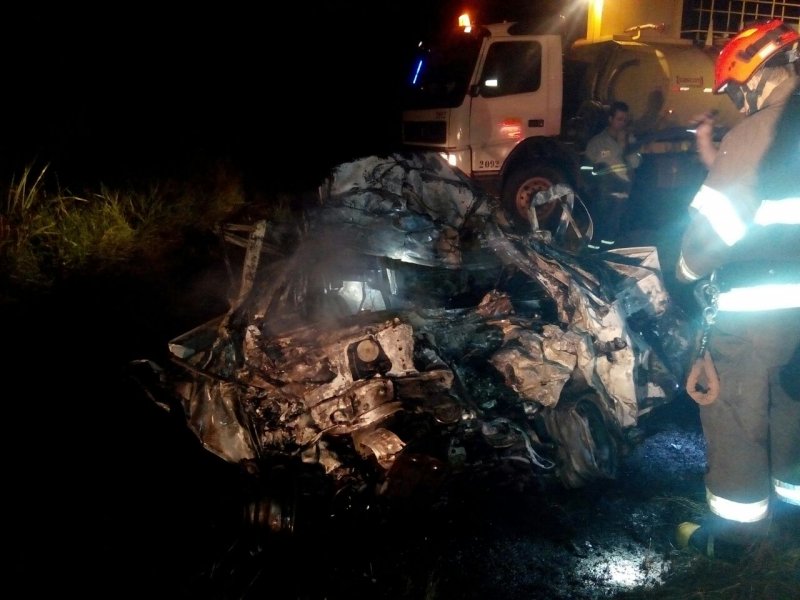 Carro bate, pega fogo e corpo de jovem é carbonizado