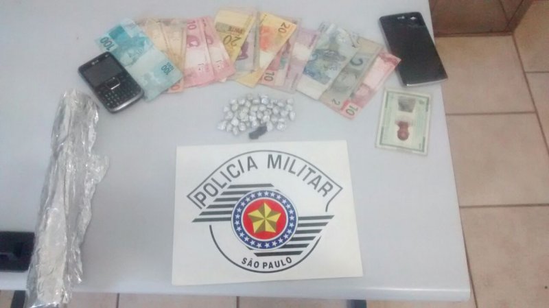 PM flagra porções de crack na residência de carroceiros