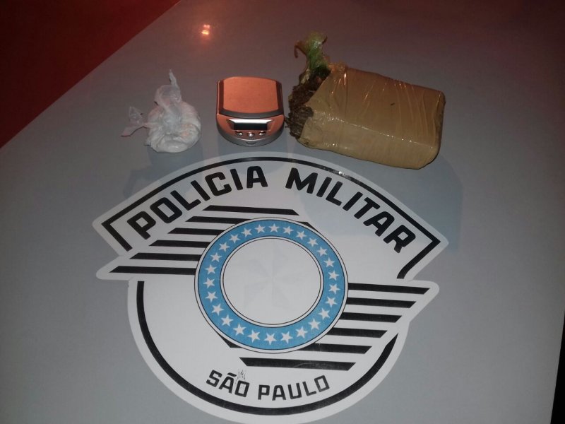 Jovem é flagrado com porções de drogas