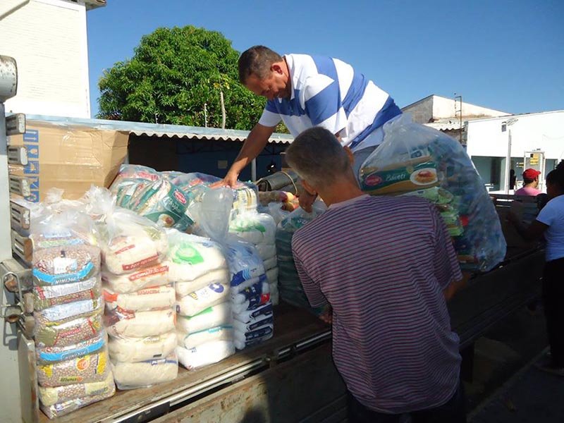 Grupo de Braúna arrecada alimentos para Santa Casa