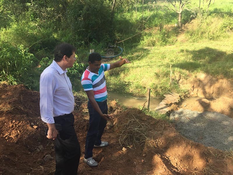 Obras: Reparo é feito em linha de tubos no bairro rural Bonito