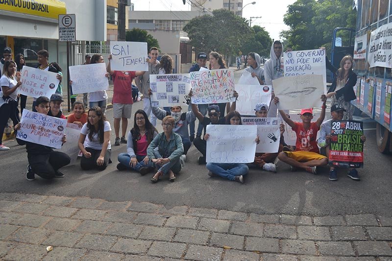 Greve geral: Sindicatos e alunos também se mobilizam em Penápolis