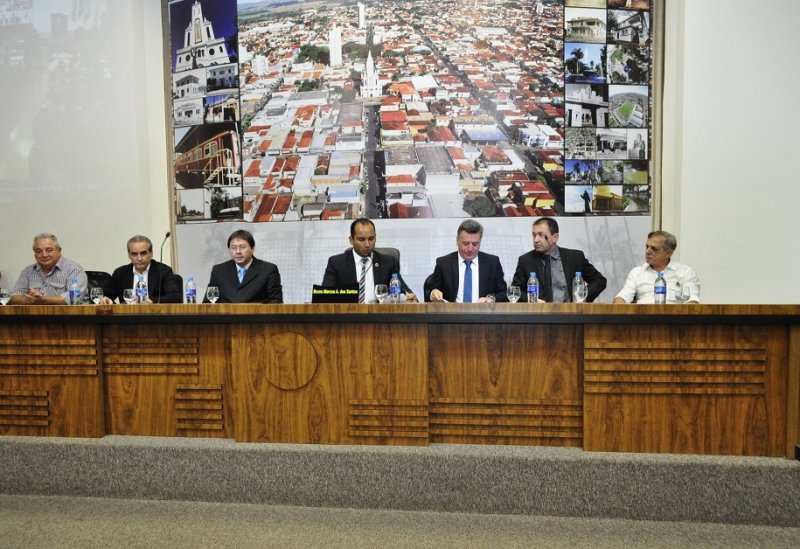 Solenidade realizada pela Câmara marca posse de prefeito e vice