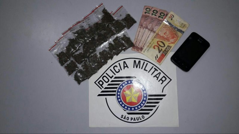 PM flagra carroceiro com 22 porções de maconha