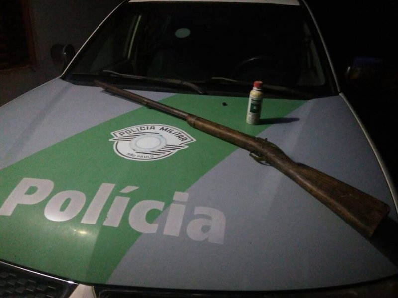 Polícia Ambiental prende homem com espingarda em sítio