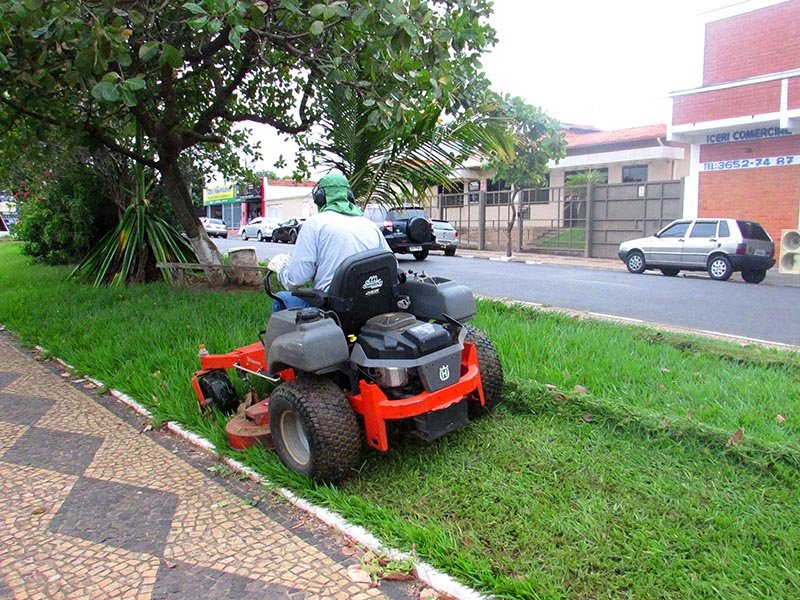 Força tarefa limpa e revitaliza espaços públicos de toda cidade