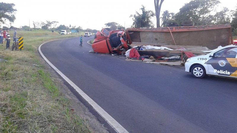 Motorista morre ao capotar caminhão em rotatória