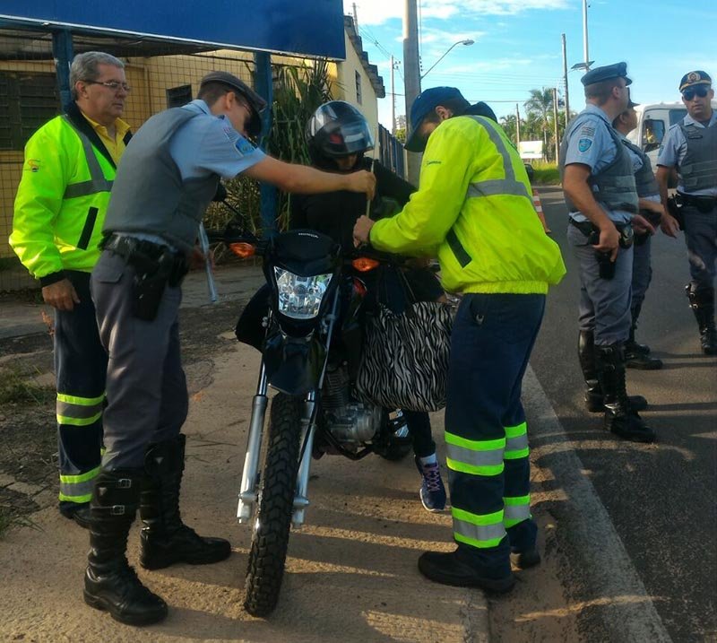 Motociclistas são orientados sobre trânsito seguro