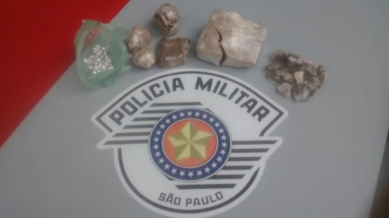Jovem é preso após PM encontrar crack em sua casa