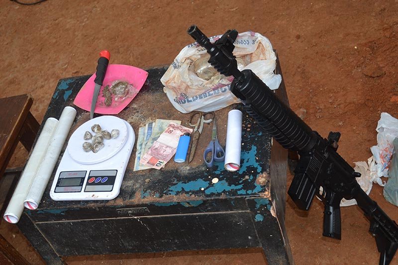 PM prende três com droga e encontra réplica de fuzil