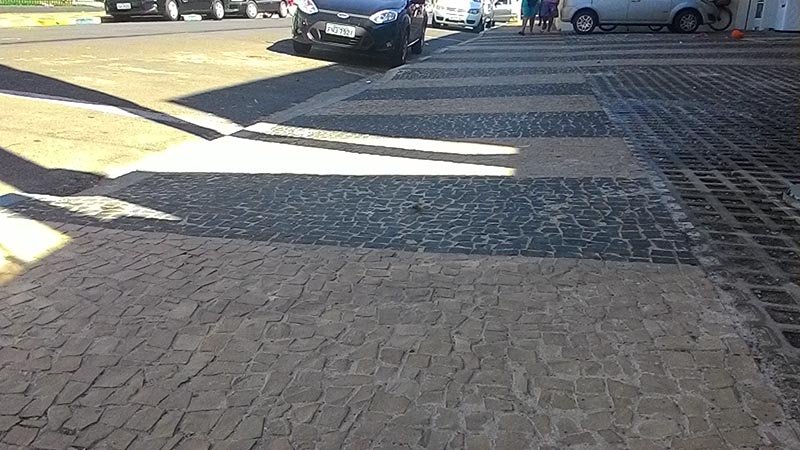 Ziza pede reavaliação de guias rebaixadas na frente de estabelecimentos comerciais