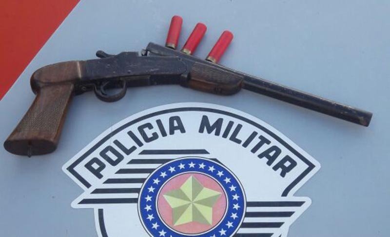 PM prende acusado de portar espingarda e munições