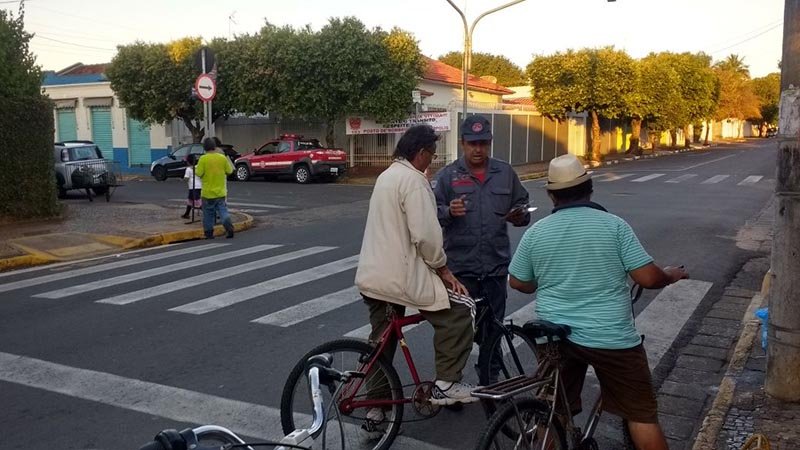 Bombeiros continuam trabalhos de orientação no trânsito da cidade