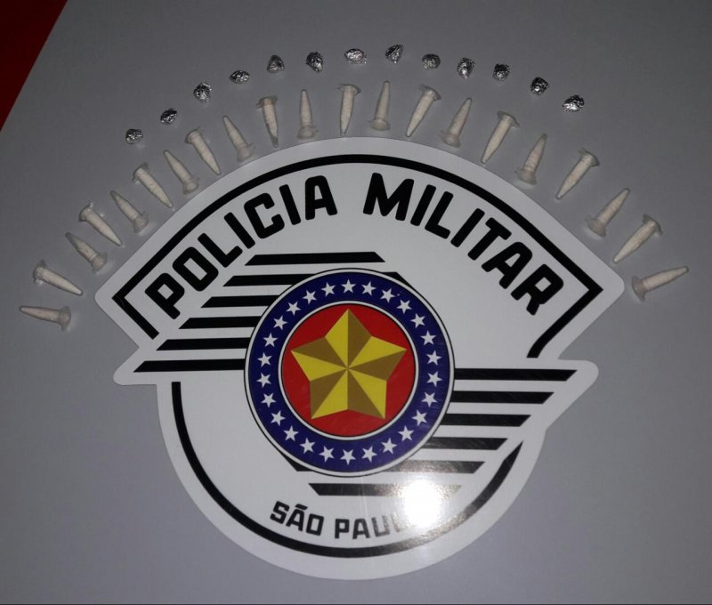 Servente é flagrado com crack e cocaína