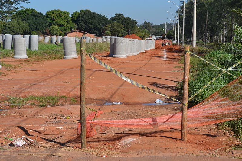 Perigo no Gimenes: Com via interditada, moradores se arriscam em estrada