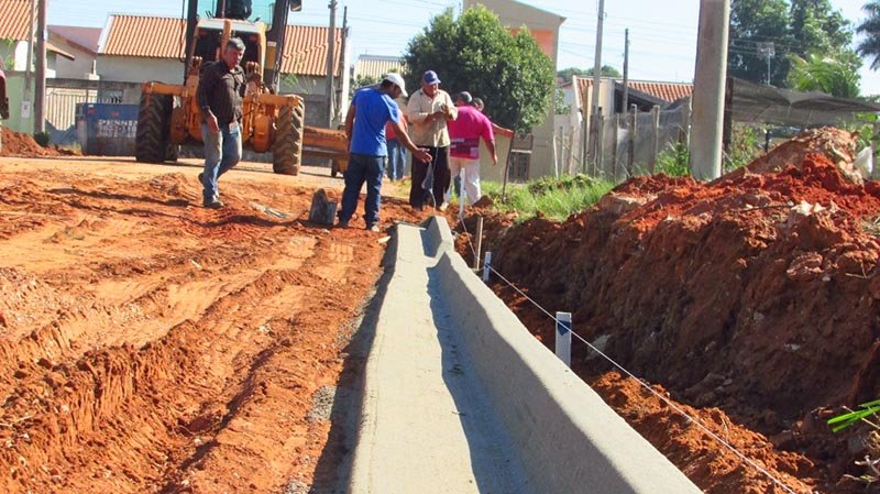 Rua do bairro Santa Leonor recebe guias e sarjetas