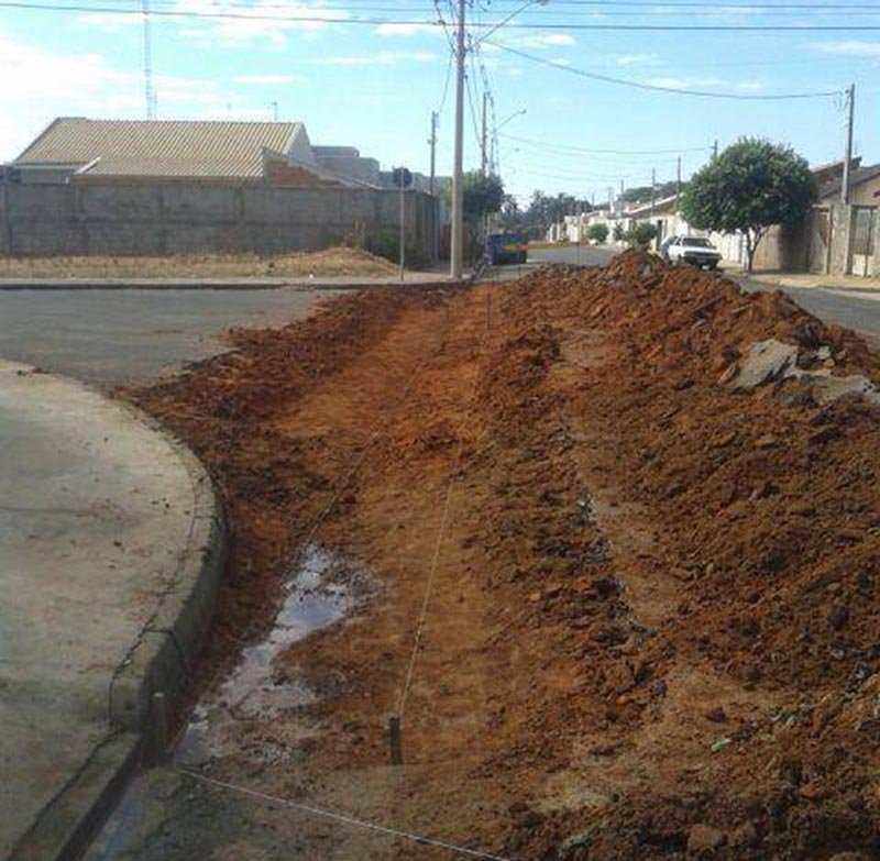 Prefeitura executa bacias em cruzamentos do Ana Paula e Jardim do Lago