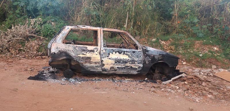 Carro é encontrado incendiado
