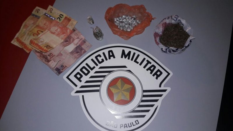 Casal de namorados é flagrado com maconha e crack no Gualter Monteiro