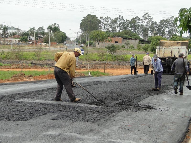 Secretaria de Obras conclui asfalto na rua Florentino Sorroche no bairro Santa Leonor