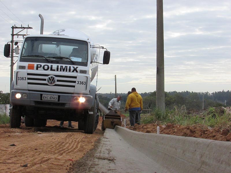 Última rua de terra do Santa Leonor recebe guias e sarjetas