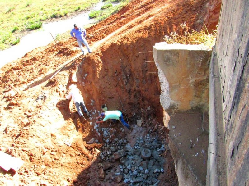Secretaria de Obras executa reparos na ponte do Colégio Agrícola