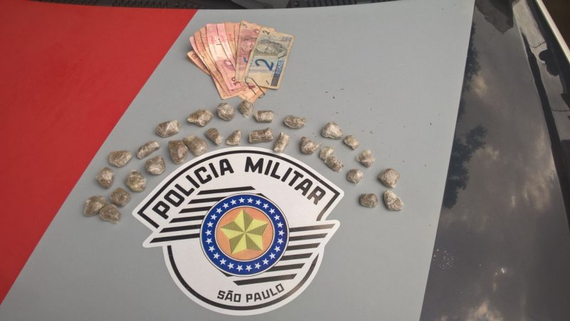 PM encontra porções de maconha com jovem