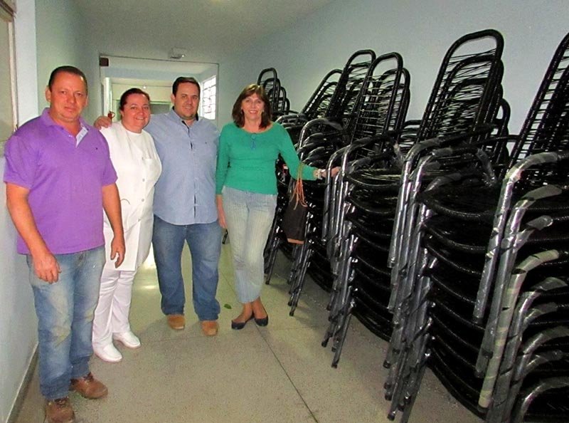 Munícipes doam cadeiras à Santa Casa de Misericórdia