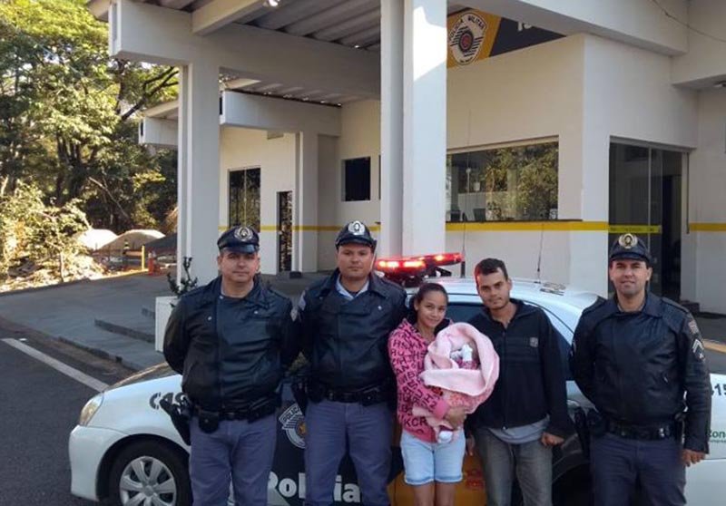 Bebê engasgado tem a vida salva por policiais