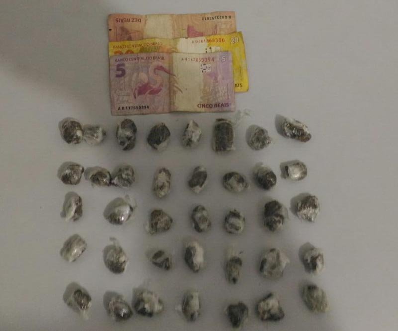 Jovem é preso pela PM com 37 porções de maconha
