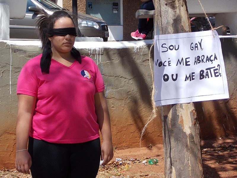 Preconceito: Ação social chama atenção em praça contra a homofobia