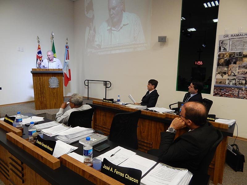 Câmara aprova projeto com abertura para terceirização de serviços