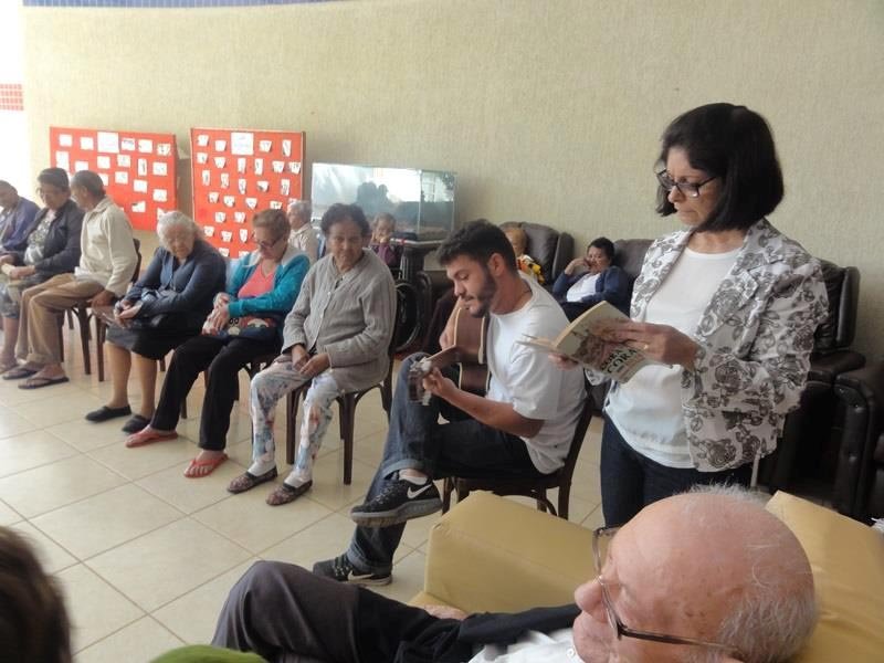 Biblioteca lança projeto “Café e Leitura” no Lar Vicentino
