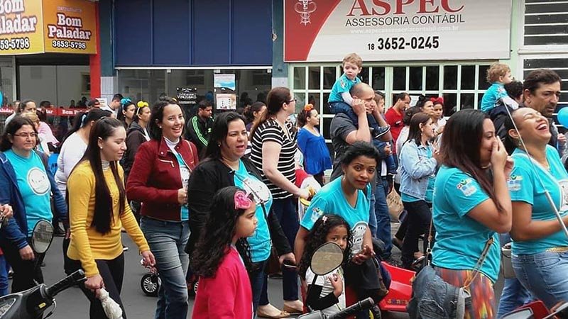 Passeata pelo centro da cidade encerra Semana do Bebê